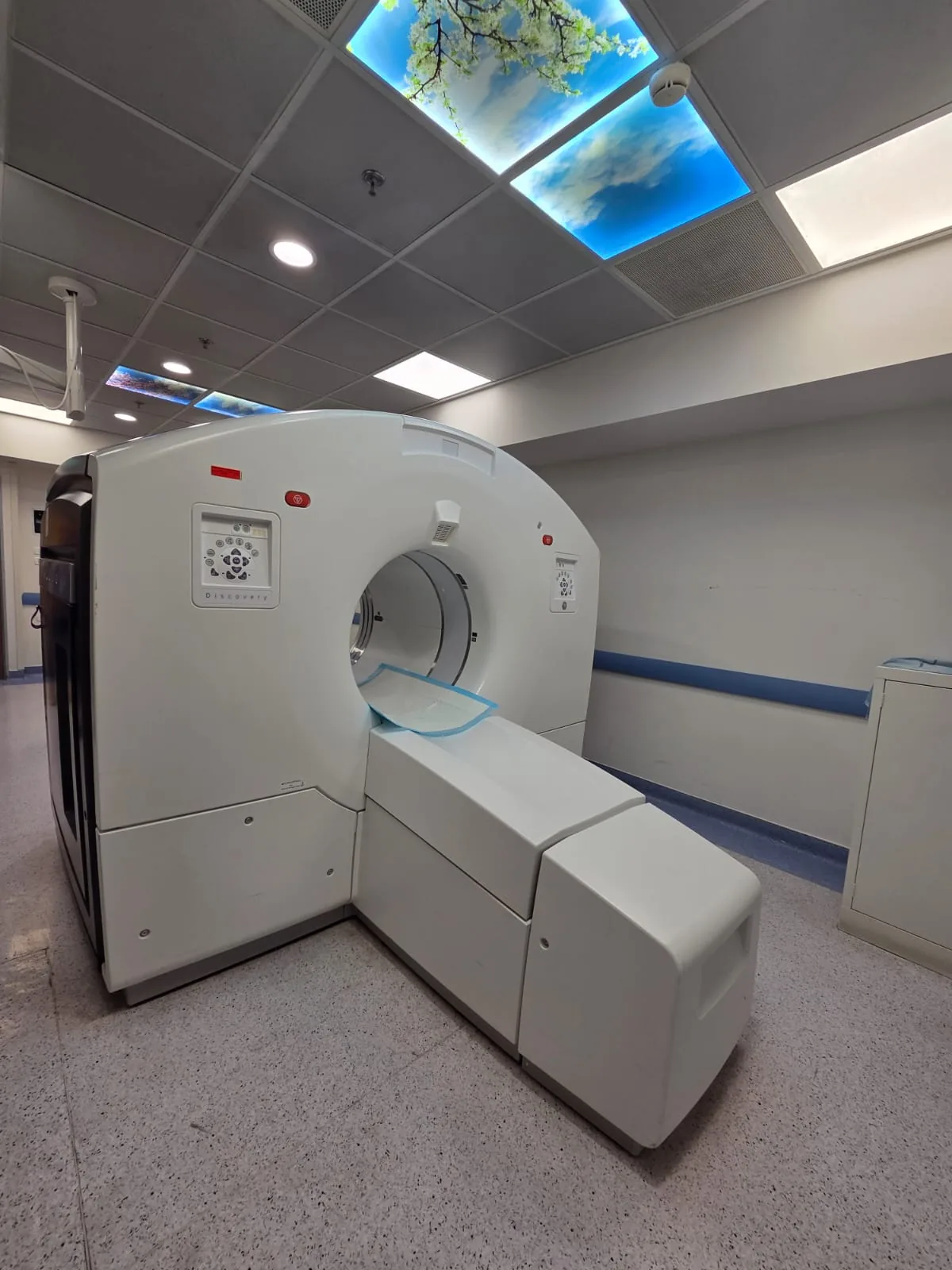 GE Discovery MI DR PET/CT gantry close-up — verified exterior system photo for this exact 2017 Digital Ready PET/CT