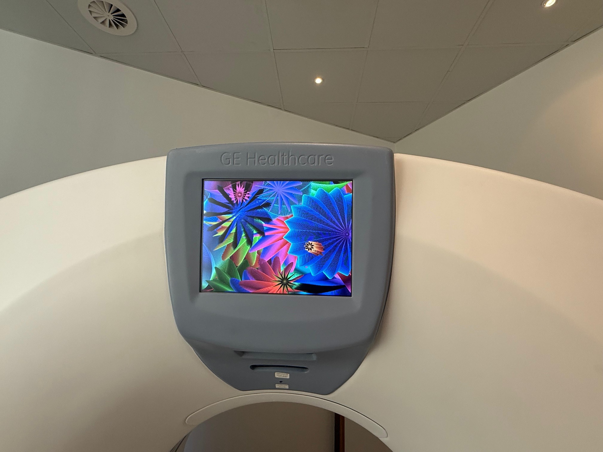 GE Optima CT520 GE Healthcare gantry display showing animated calibration pattern