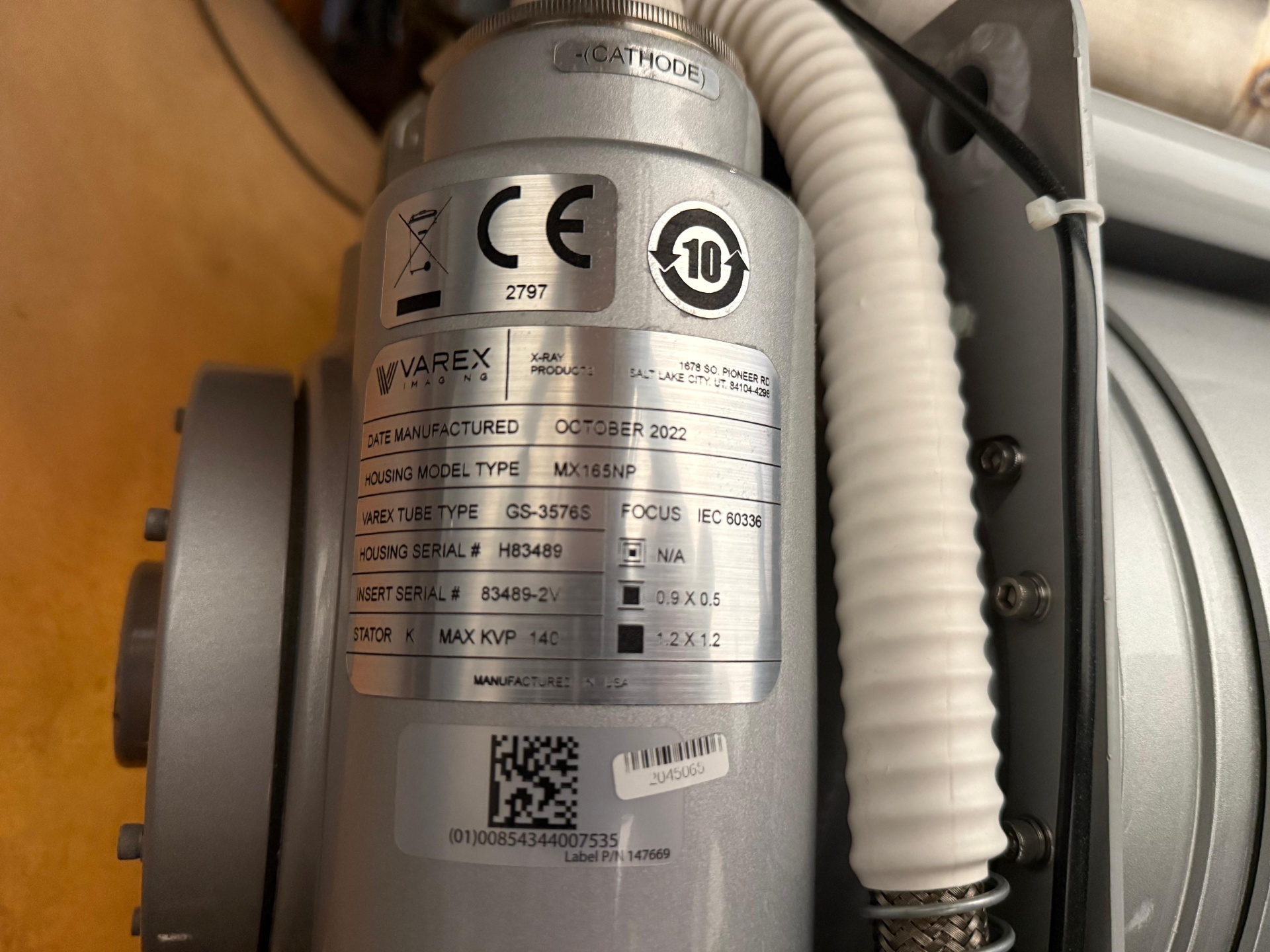 GE Optima CT520 Varex Imaging X-ray tube label — GS-3576S in MX165NP housing, manufactured October 2022, Max kVp 140, focal spots 0.9 × 0.5 and 1.2 × 1.2, housing serial H83489