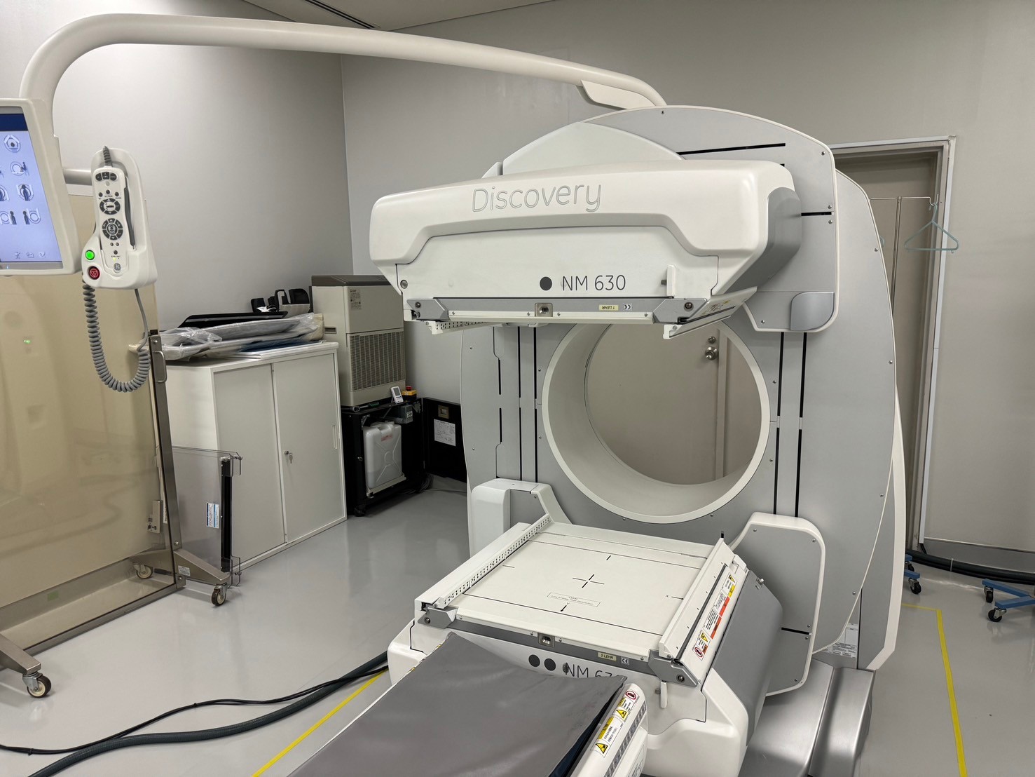 2017 GE Discovery 630 nuclear medicine system with dual NM 630 detector heads above CT bore
